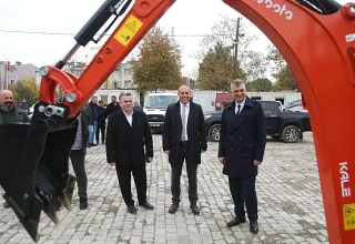 Gölcük Belediyesi, vatandaşlarına en iyi hizmeti sunabilmek amacıyla makine parkuruna 3 yeni iş makinesi ile güçlendirdi.