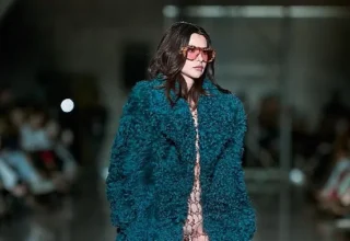 Nesrin Cavadzade, Emre Erdemoğlu’nun İlk Kadın Koleksiyonuyla Podyumda!