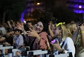 Başkan Çerçioğlu’ndan Kuşadası’nda Müzik Dolu Gece