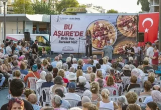 Karşıyaka’da anlamlı buluşma: Aşure kazanı dostluk ve barış için karıldı