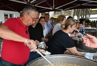 Kemer Belediyesi’nin aşure ikramları sürüyor