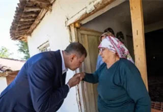 Başkan Tugay’dan yangında vefat eden Şahin’in aile evine taziye ziyareti