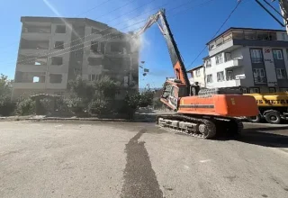 Derince’de ağır hasarlı binaya ilk kepçe vuruldu