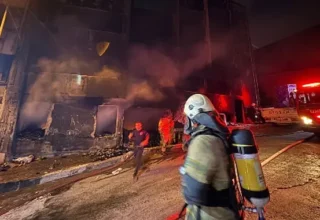 İzmir İtfaiyesi Konak’ta çıkan yangında iki kişiyi kurtardı