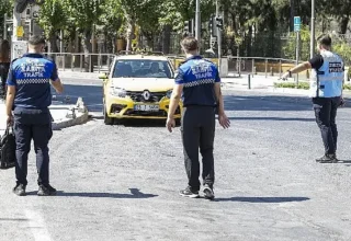 İzmir’de zabıta ekiplerinden yolcu kılığında taksi denetimi