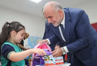Canik Belediyesi Okula Başlayan Tüm Öğrencilerin Çanta ve Kırtasiye Setlerini Teslim Etti