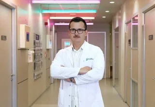 Cep telefonu kamburluğu: Yeni neslin sessiz tehlikesi!