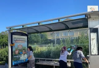 Kemer’de otobüs durakları temizleniyor