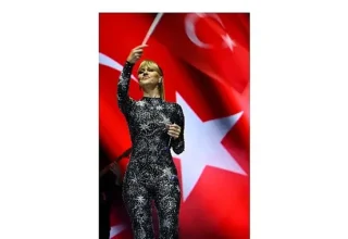 Derya Uluğ Lüleburgaz’da sahne aldı