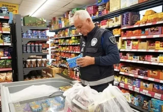 Çeşme Belediyesi Zabıta ekiplerinden market ve okul kantinlerine sıkı denetim