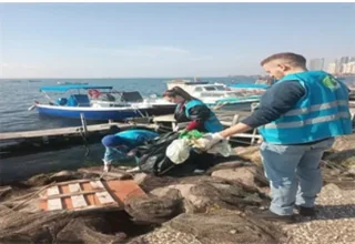 Doğaseverler Karşıyaka’da kıyı temizliği yaptı