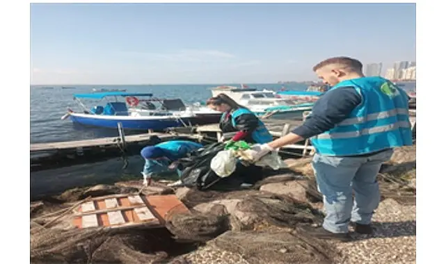 Doğaseverler Karşıyaka’da kıyı temizliği yaptı